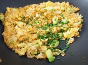  最后加入鸡蛋和一些泡菜汁，最后撒入葱花出锅即可