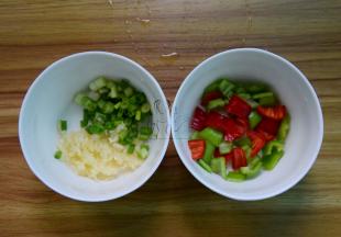 蒜拍碎，青红椒切小片