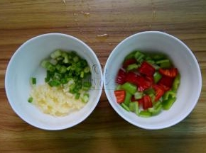蒜拍碎，青红椒切小片