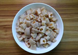 煮好的藕切小块