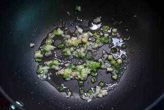 热油锅，炒香葱蒜