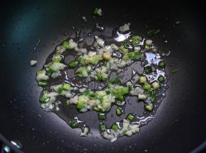 热油锅，炒香葱蒜