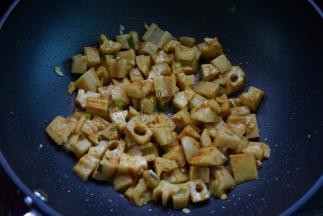 放入藕块加入咖喱翻炒均匀