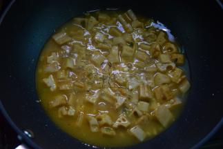 加热水平藕块就行，加盖焖煮