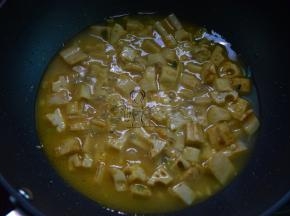 加热水平藕块就行，加盖焖煮