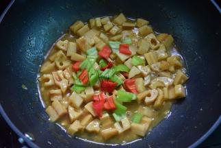 煮至汁少，加入青红椒片炒匀就好了