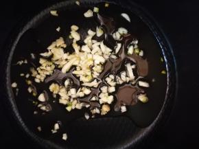 锅烧热，放入大蒜粒和花生油