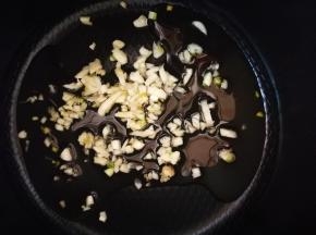 锅烧热，放入大蒜粒和花生油