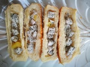 依次放入面包里