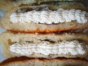 铺上打发好的奶油，这里打发奶油不用那么严格，上面再铺些水果，可以吃了