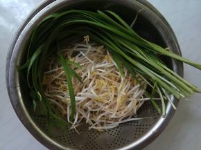 准备食材，豆芽、韭菜清洗后控干水。