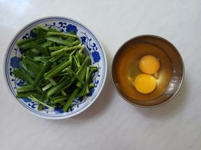 韭菜切去两头，切成寸段。
鸡蛋磕开。