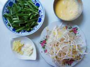 姜末、蒜片少许。鸡蛋打散。