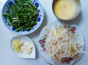 姜末、蒜片少许。鸡蛋打散。