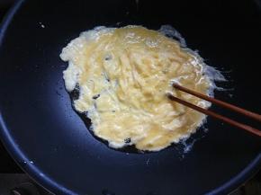 凉锅凉油，下蛋液，用筷子快速搅拌。