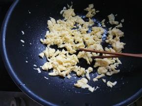 这样鸡蛋能炒出来比较均匀的小块。