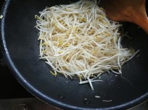 倒入豆芽，淋料酒。