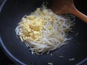 加鸡蛋，少许盐，滴几滴醋。