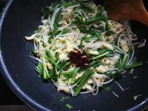 加耗油，炒匀出锅盛盘。