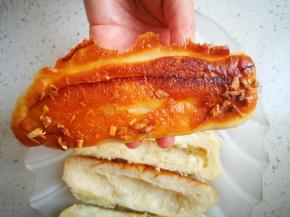 飘出蒜香，看底部焦黄，关火，取出面包放凉，对，放凉，凉了吃才是脆脆的底，热吃是软的