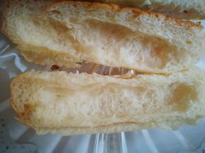 凉了后，将面包剖成2半，挖空中间