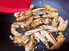 放入鸡翅尖翻炒均匀，盖锅盖焖煮3分钟