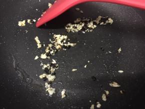 中小火，热锅冷油，放入剩下的一份豆豉蒜头末，爆香