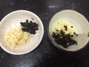 豆豉和蒜头切成末，分成两份