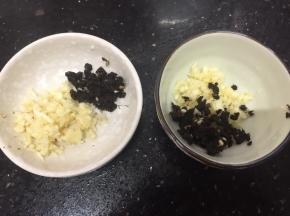 豆豉和蒜头切成末，分成两份