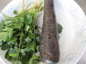 黑色胡萝卜是长这个样子的，外皮是黑色的