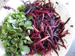 把黑胡萝卜切丝，切丝可以看出来里外的颜色是不太一样，香菜切碎