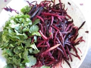 把黑胡萝卜切丝，切丝可以看出来里外的颜色是不太一样，香菜切碎