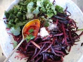 加入少许辣椒油和香油