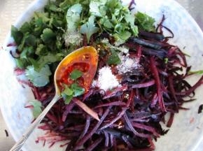 加入少许辣椒油和香油