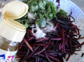 加入盐、糖和白米醋