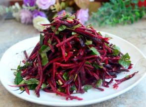 上桌。这种黑紫色的食材，经白醋拌了以后颜色就变得艳丽多了，成紫红色啦