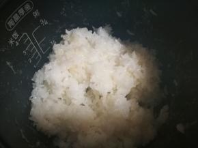 大米提前浸泡20分钟，放适量水入电饭煲蒸熟，蒸熟后焖一会打开盖子，用筷子把米饭打散备用