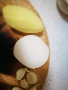 土豆，白萝卜去皮洗净擦干