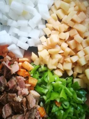 土豆，白萝卜，辣萝卜丁，青椒，卤鸡腿全部切丁