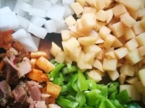 土豆，白萝卜，辣萝卜丁，青椒，卤鸡腿全部切丁