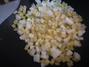 锅烧热，放入花生油，多给点，放入萝卜和土豆翻炒