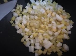 锅烧热，放入花生油，多给点，放入萝卜和土豆翻炒