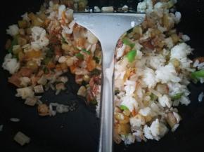 炒一会，倒入打散的米饭翻炒