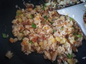 加盐，黑胡椒，生抽翻炒均匀起锅