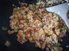 加盐，黑胡椒，生抽翻炒均匀起锅