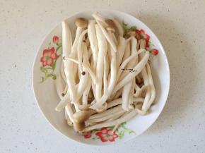 蟹味菇洗净准备好