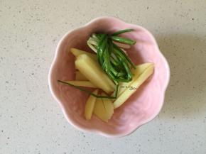 葱、姜、料酒准备好