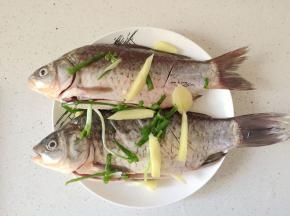 将鱼用料酒、葱姜腌制十分钟
