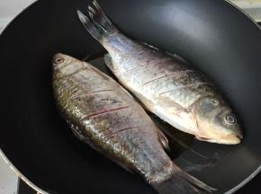 锅里适量橄榄油，冷锅入鱼小火煎