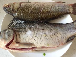 将葱姜去除，表面用盐腌制十分钟